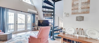 Charming Franklin Cabin With Deck: Stunning Views!