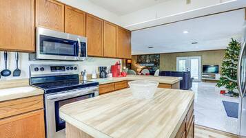 House (2 Bedrooms) | Private kitchen | Dishwasher, highchair, paper towels