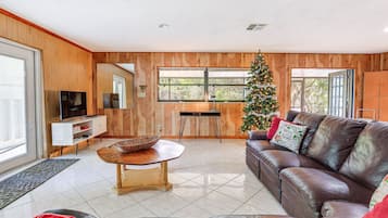 House (2 Bedrooms) | Living area | TV