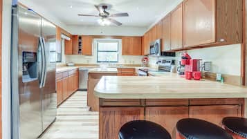 House (2 Bedrooms) | Private kitchen | Dishwasher, highchair, paper towels