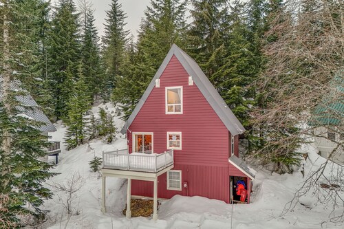 Snoqualmie Pass Cabin w/ Deck: Walk to Ski Lift