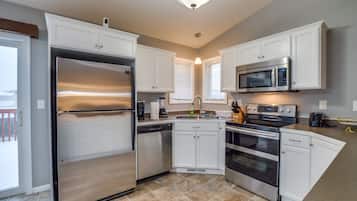 Apartment (3 Bedrooms) | Private kitchen | Microwave, dishwasher, blender, cookware/dishes/utensils