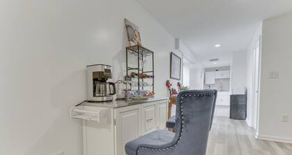 Cozy Inwood Apartment: History, Hiking & Wine!