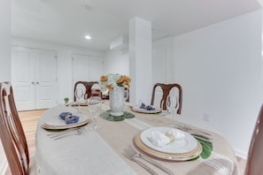 Apartment (1 Bedroom) | Interior - Cozy Inwood Apartment: History, Hiking & Wine! (Inwood)