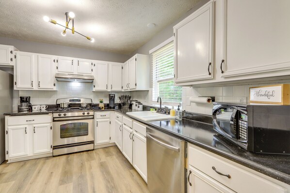 House (3 Bedrooms) | Interior - Decatur Vacation Rental w/ Fenced Yard! (Decatur)