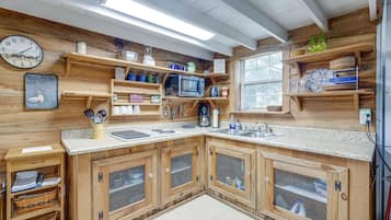 Microwave, cookware/dishes/utensils, paper towels