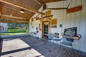 Outdoor dining - Rustic Lake City Studio Near Ichetucknee Springs! (Lake City)