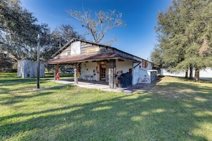 A rustic building with a porch, a Coca-Cola sign, and a bicycle. - Rustic Lake City Studio Near Ichetucknee Springs! (Lake City)