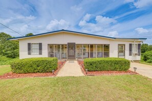Cottage (3 Bedrooms) | Interior - Clanton Cottage w/ Charcoal Grill & Porch! (Clanton)