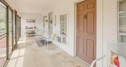Clanton Cottage w/ Charcoal Grill & Porch!