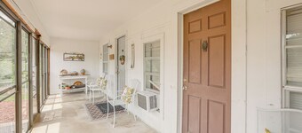 Clanton Cottage w/ Charcoal Grill & Porch!