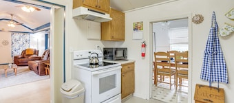 Clanton Cottage w/ Charcoal Grill & Porch!