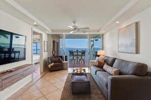 Condo, 2 habitaciones | Área de sala de estar | Smart TV 