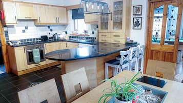 Microwave, dishwasher, cookware/dishes/utensils