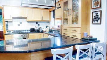 Microwave, dishwasher, cookware/dishes/utensils