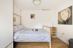1 quarto, escrivaninha, ferros/tábuas de passar roupa, berço de viagem