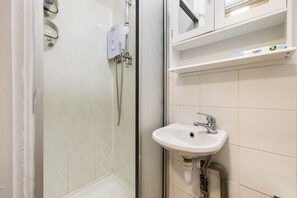 Dusche, umweltfreundliche Kosmetikartikel, Haartrockner, Handtücher