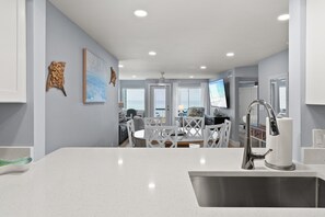 Interior - Sealoft 102 - Private Beachfront - 2025 Newly Renovated (Destin)