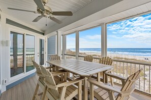 屋外ダイニングエリア