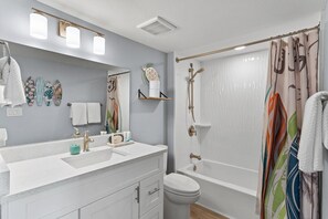 Regadera, secadora de cabello, toallas 