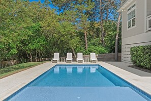 A heated pool - The Gulf Pearl on 30A - 4B/4.5B Private Pool / 6-Seater Golf Cart (Santa Rosa Beach)