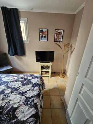 1 bedroom, iron/ironing board, WiFi, bed sheets - Appartement en rez de Jardin vue mer sur le Golfe de Saint Tropez (Grimaud)