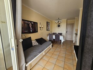 TV - Appartement en rez de Jardin vue mer sur le Golfe de Saint Tropez (Grimaud)