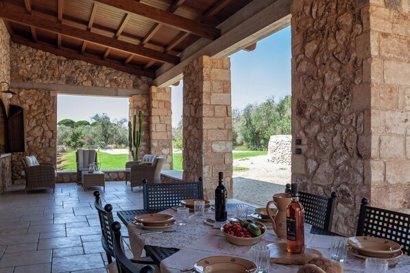 Outdoor dining - Villa Salentina With Garden And Pool (Ortelle)