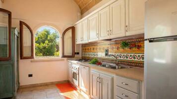 Refrigerador, horno, parrilla de estufa y cafetera y tetera