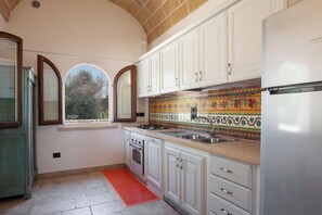 Fridge, oven, stovetop, coffee/tea maker - Villa Salentina With Garden And Pool (Ortelle)