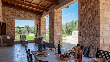 Villa estándar, varias habitaciones, 2 baños (Villa Salentina With Garden And Pool) | Restaurante al aire libre