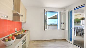 Casa standard, vários quartos (La Primula Apartment 1 Sea View) | Cozinha privada | Geladeira, fogão, cooktop, cafeteira/chaleira