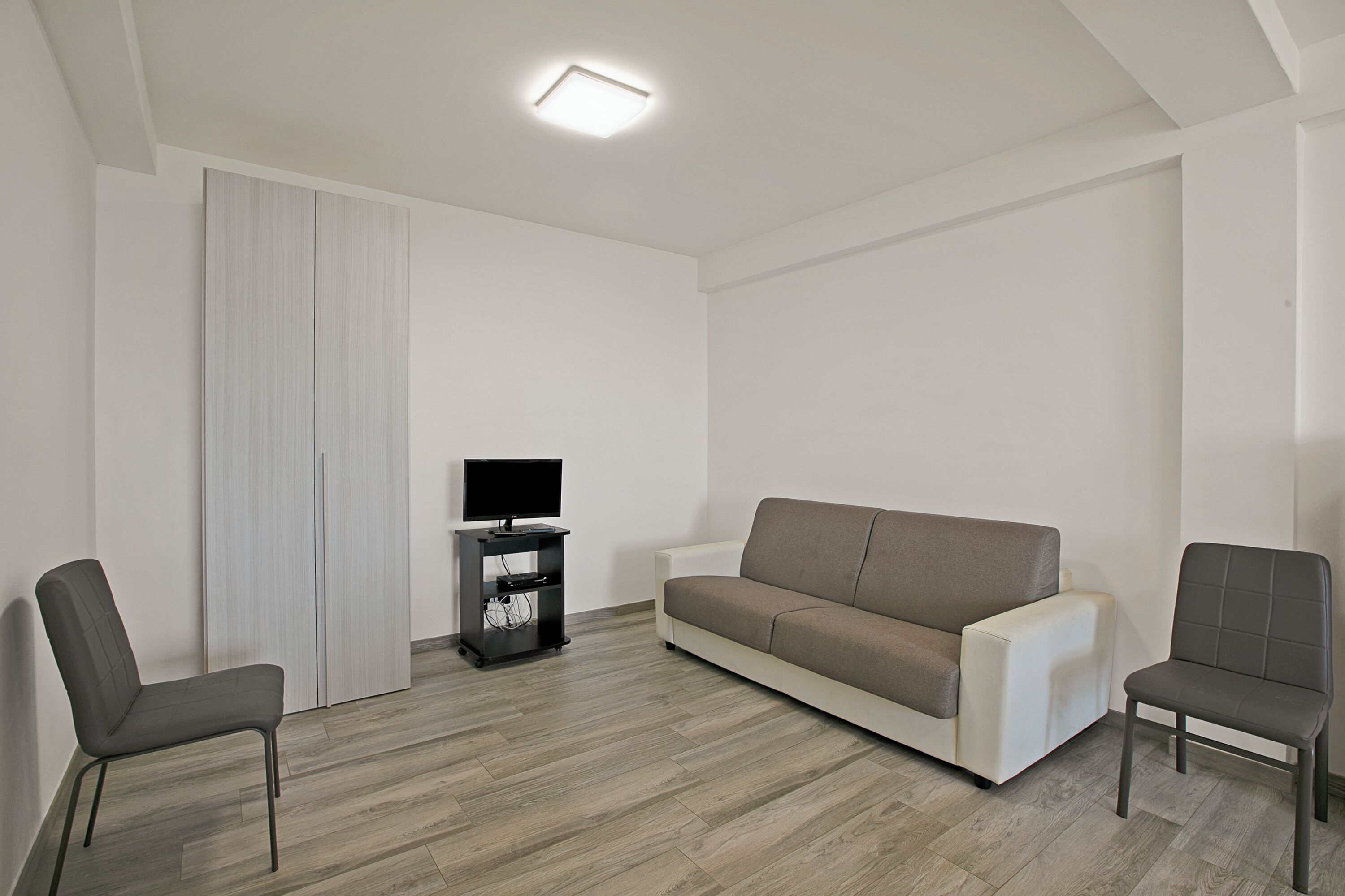 Casa standard, vários quartos (La Primula Apartment 1 Sea View) | Área de estar | TV de tela plana 21 polegadas com canais digitais