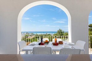 Standaard appartement, meerdere slaapkamers (La Primula Apartment 2 Sea View) | Buiten dineren