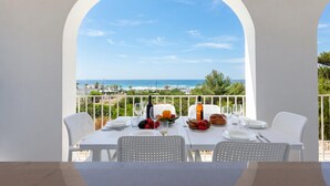 Apartamento estándar, 2 habitaciones, balcón (La Primula Apartment 2 with Sea-View) | Restaurante al aire libre