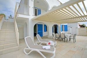 Outdoor dining - La Primula (Salve)