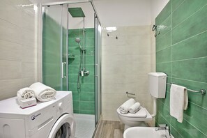 Shower, hair dryer, bidet, towels - La Primula (Salve)