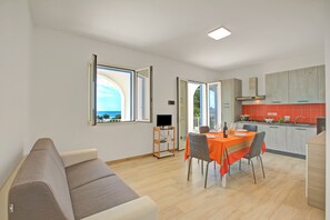 Standard-Apartment, Mehrere Schlafzimmer (La Primula Apartment 2 Sea View) | Wohnbereich
