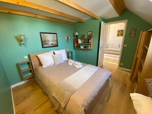 2 bedrooms, travel crib, free WiFi, bed sheets