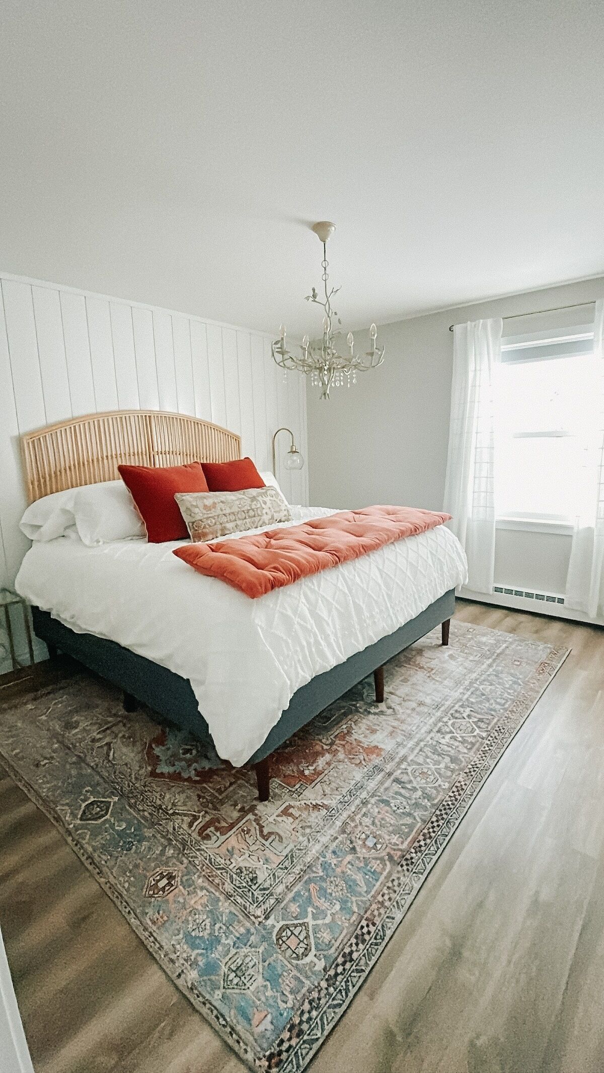 This king-size bed has one of the top-rated mattresses - you will be sleeping in comfort, no doubt!