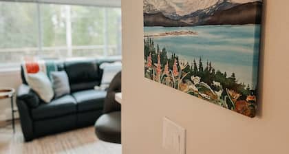 Cheery Coastal-Themed Condo