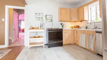 Signature House, 3 Bedrooms, Non Smoking | Private kitchen | Fridge, microwave, oven, stovetop