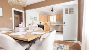 Signature House, 3 Bedrooms, Non Smoking | In-room dining