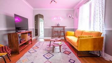 Signature House, 3 Bedrooms, Non Smoking | Living room | 42-inch TV with cable channels