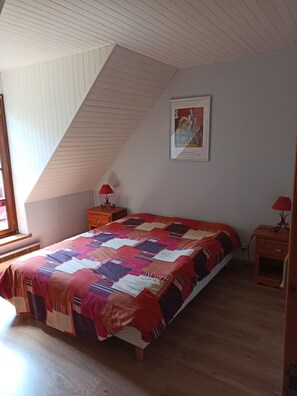 3 habitaciones y tabla de planchar con plancha