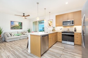 Refrigerador, microondas, horno y parrilla de estufa 