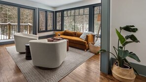 TV, offices - Spacious Mountain Getaway off of Mountain Rd (Stowe)