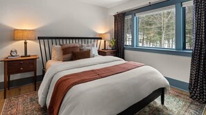 5 bedrooms, desk, iron/ironing board, travel crib