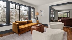 TV, offices - Spacious Mountain Getaway off of Mountain Rd (Stowe)