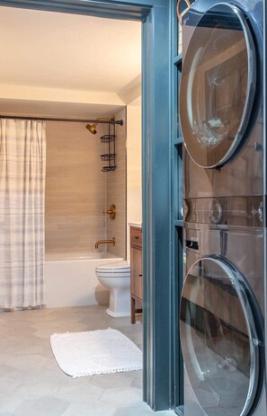 Dusche, Haartrockner, Handtücher, Shampoo